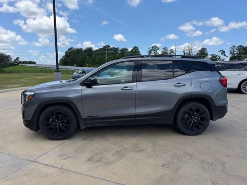 Used 2021 GMC Terrain SLE w/ Driver Convenience Package FWD image 2