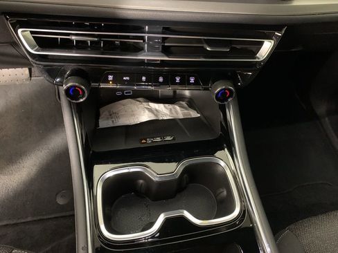 Used 2025 Chevrolet Traverse LT image 25