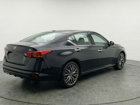 Used 2025 Nissan Altima 2.5 SV FWD image 9