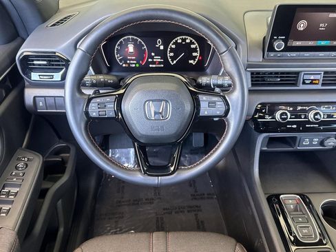 Used 2025 Honda Pilot Sport image 27