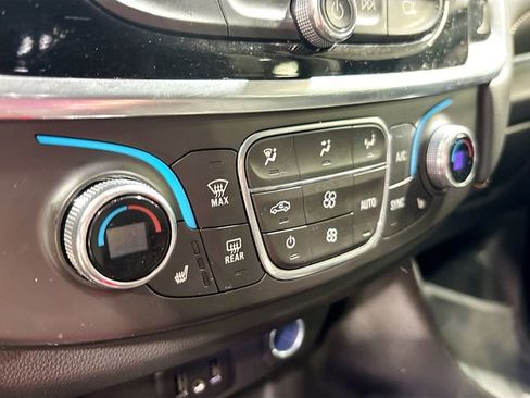 Used 2021 Chevrolet Traverse LT FWD image 17