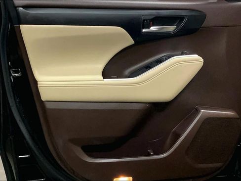 Used 2022 Toyota Highlander XLE image 23