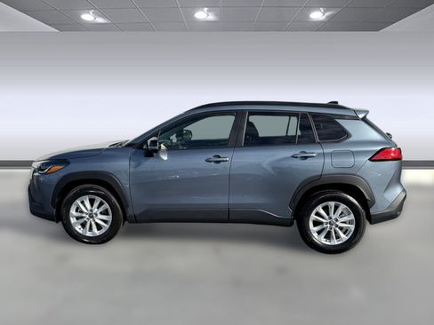 Used 2025 Toyota Corolla Cross LE image 2