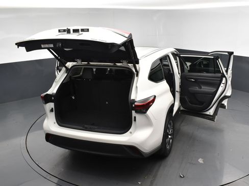Used 2021 Toyota Highlander XLE AWD/4WD image 23
