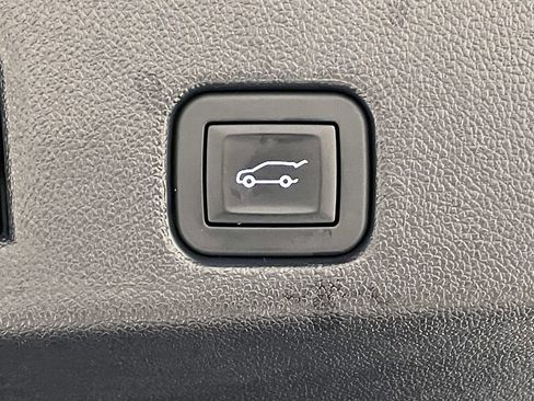 Used 2025 Chevrolet Traverse LT AWD/4WD image 13