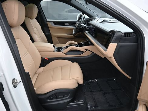 Certified 2024 Porsche Cayenne S AWD/4WD image 27