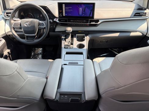 Used 2025 Toyota Sienna XLE FWD image 25