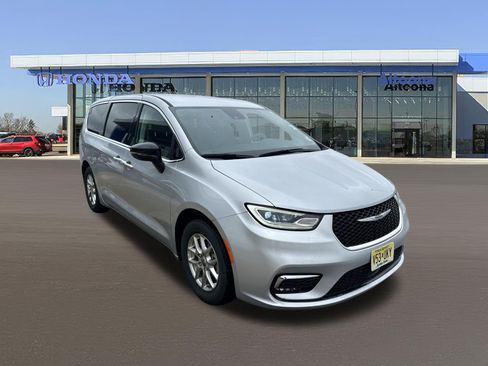 Used 2024 Chrysler Pacifica Touring-L FWD image 6