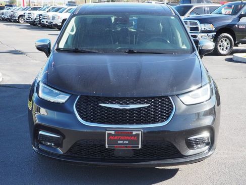 Used 2023 Chrysler Pacifica Limited FWD image 2