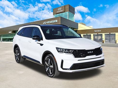 Used 2022 Kia Sorento S w/ Panoramic Sunroof Package image 3