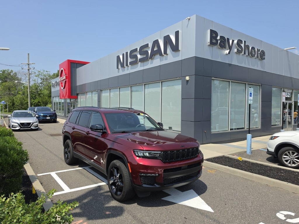 Used 2024 Jeep Grand Cherokee L Limited w/ Black Appearance Package AWD/4WD image 2