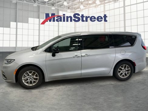 Used 2024 Chrysler Pacifica Touring-L image 2