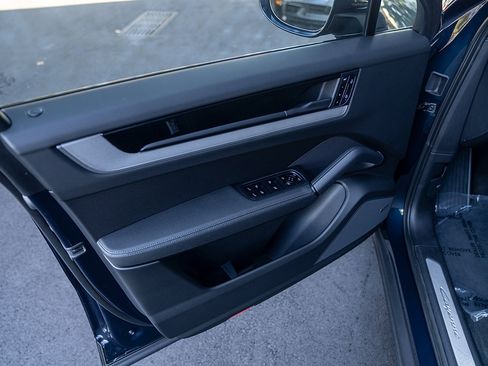 Certified 2025 Porsche Cayenne Coupe image 17