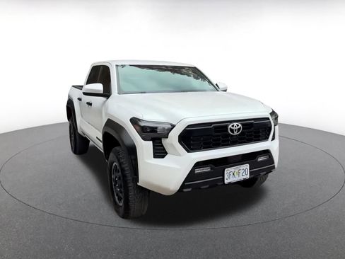 Used 2025 Toyota Tacoma SR image 3