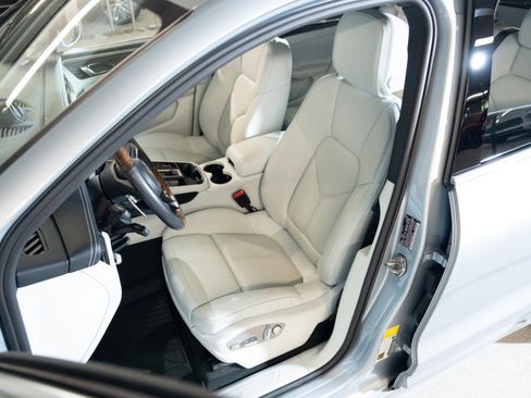 Certified 2024 Porsche Macan S AWD/4WD image 5