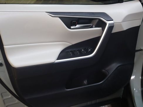 Used 2019 Toyota RAV4 XLE Premium image 28