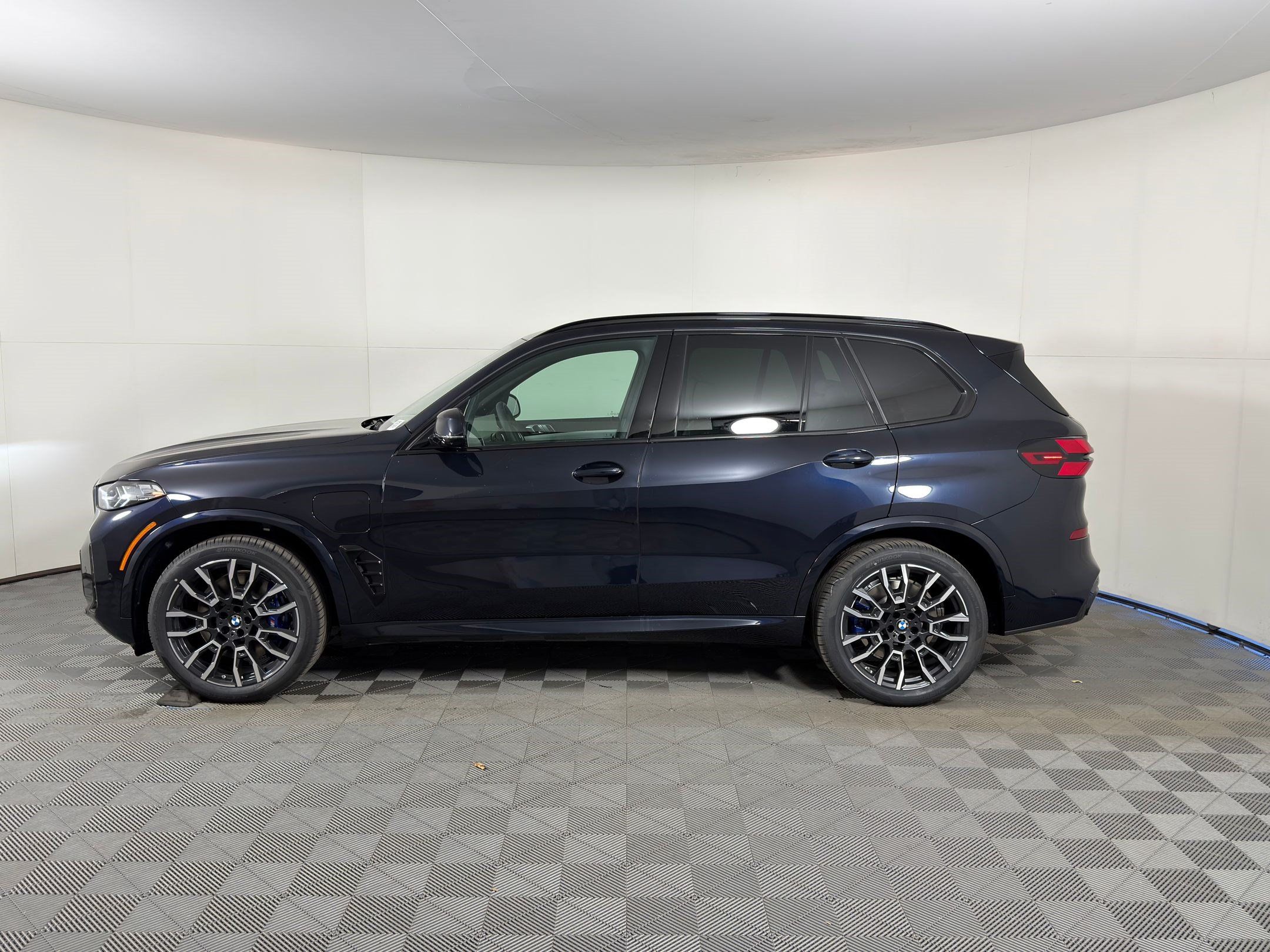 Used 2026 BMW X5 xDrive50e AWD/4WD image 2
