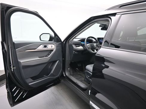 Certified 2025 Ford Explorer Active image 9