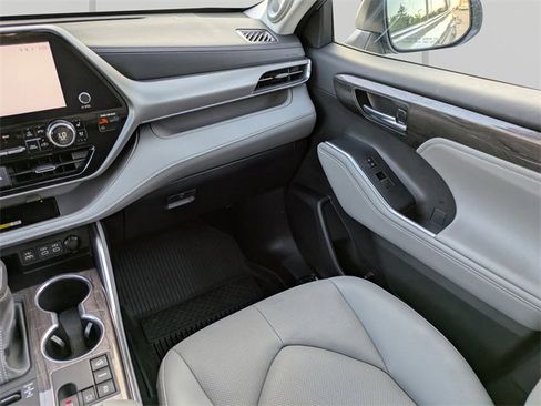 Used 2024 Toyota Highlander Platinum image 19