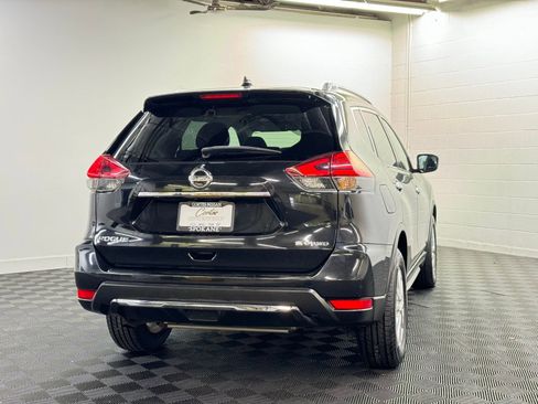 Used 2017 Nissan Rogue SV image 2