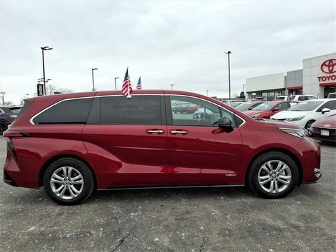 Certified 2021 Toyota Sienna XSE image 2