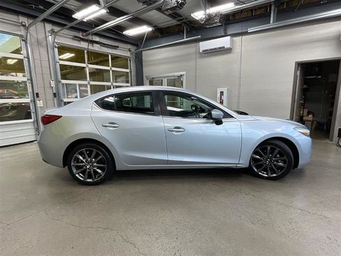 Used 2018 MAZDA MAZDA3 Touring FWD image 6