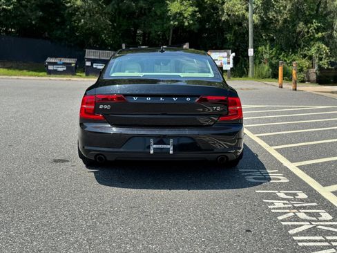 Used 2018 Volvo S90 T5 Momentum w/ Convenience Package image 5