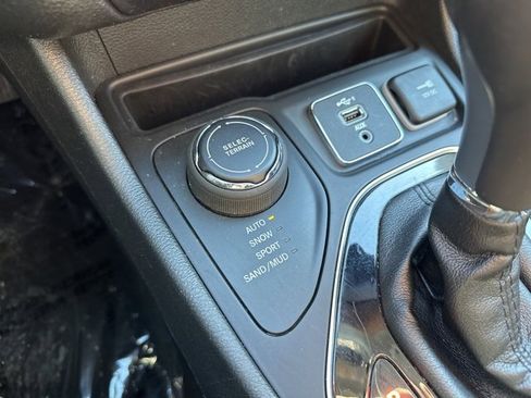 Used 2020 Jeep Cherokee Limited image 26