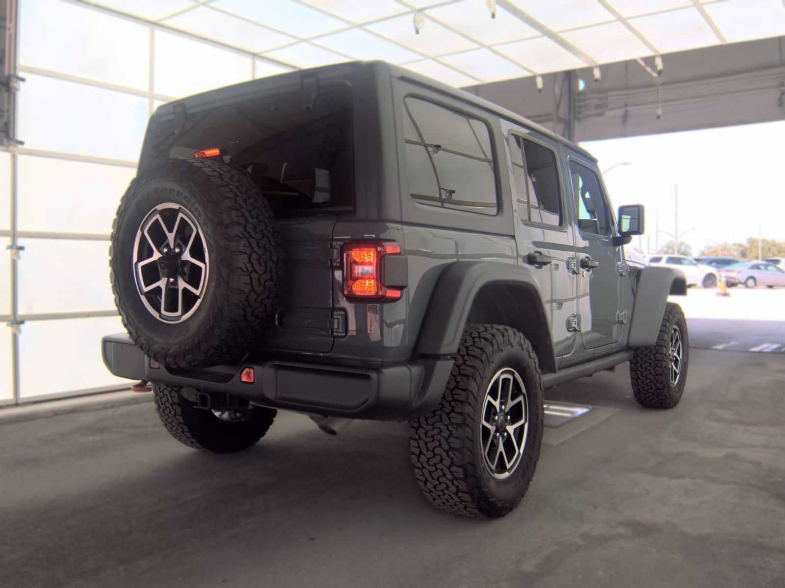 Used 2025 Jeep Wrangler Unlimited Rubicon w/ Convenience Group AWD/4WD image 4