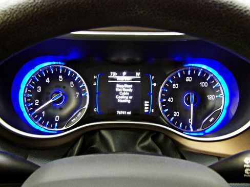 Used 2021 Chrysler Voyager LX FWD image 14