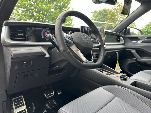 New 2026 Volkswagen Tiguan SE R-Line AWD/4WD image 11