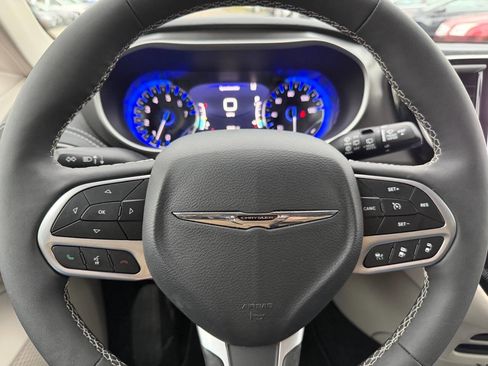 Used 2024 Chrysler Pacifica Touring-L image 24