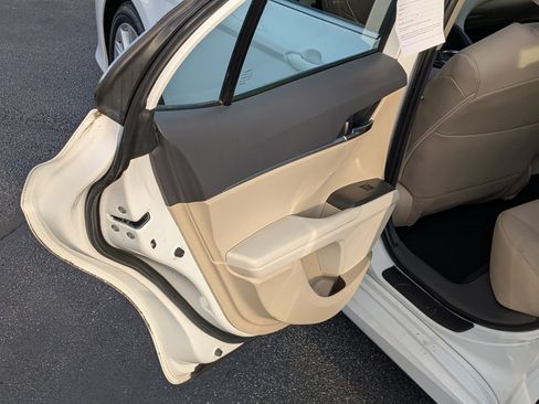 Used 2022 Toyota Camry LE image 19