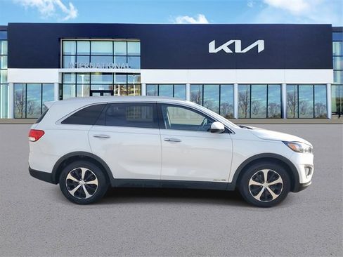 Used 2017 Kia Sorento EX image 3