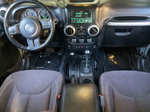 Used 2014 Jeep Wrangler Unlimited Rubicon w/ Connectivity Group AWD/4WD image 22
