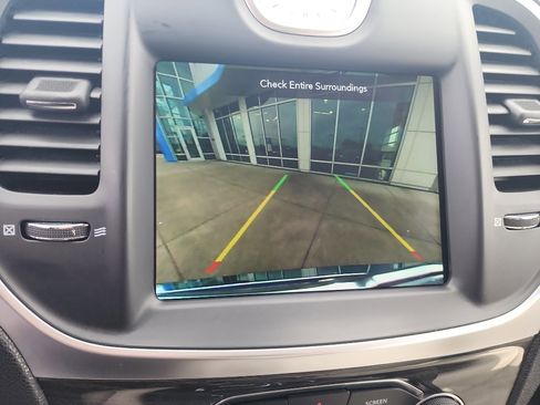 Used 2020 Chrysler 300 Touring image 17