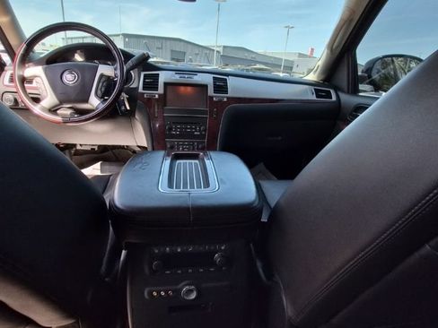 Used 2013 Cadillac Escalade Luxury image 12