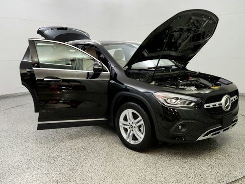 Used 2023 Mercedes-Benz GLA 250 4MATIC w/ Premium Package image 9