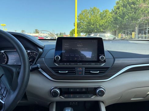 Used 2025 Nissan Altima 2.5 SV image 17