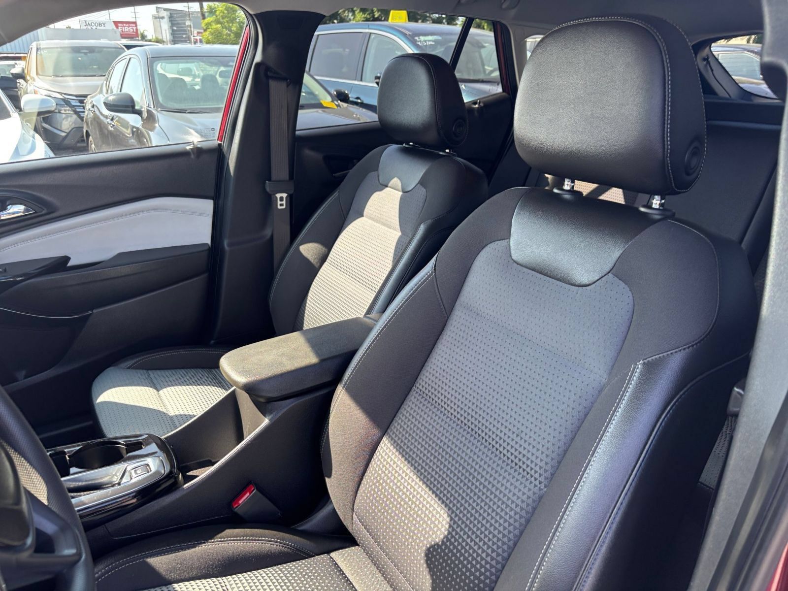 Used 2025 Chevrolet Trax LT FWD image 27