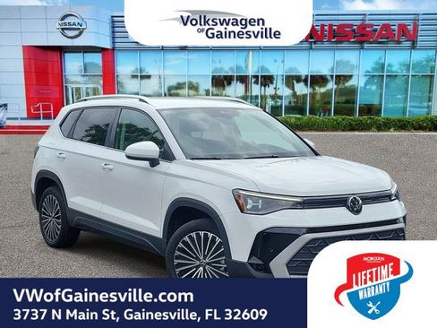 Used 2025 Volkswagen Taos SE FWD image 1