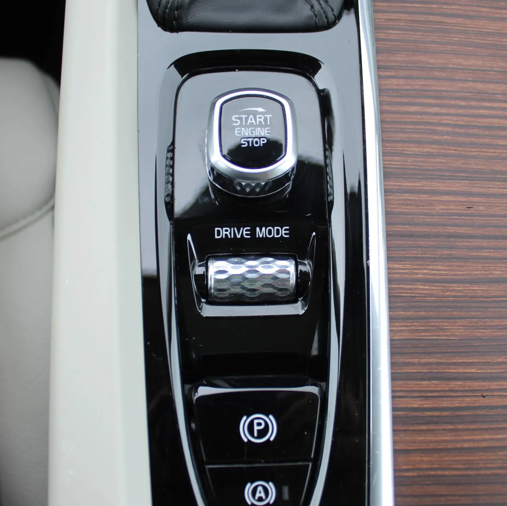 Used 2021 Volvo XC60 T5 Momentum w/ Premium Package FWD image 19