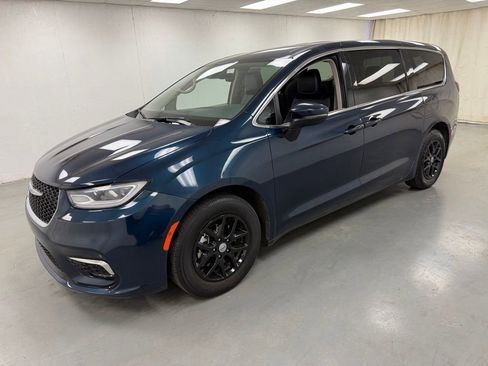 Used 2023 Chrysler Pacifica Touring-L FWD image 1