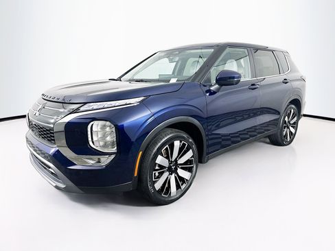 Used 2025 Mitsubishi Outlander SE image 3