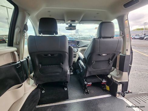 Used 2022 Chrysler Pacifica Touring-L FWD image 29