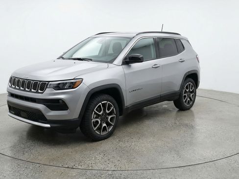 Used 2025 Jeep Compass Trailhawk w/ Trailer Tow Group AWD/4WD image 3