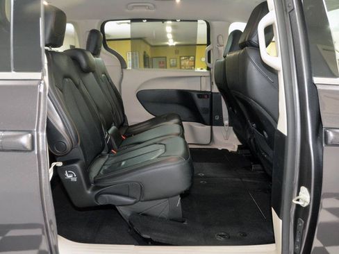 Used 2019 Chrysler Pacifica Touring-L FWD image 25