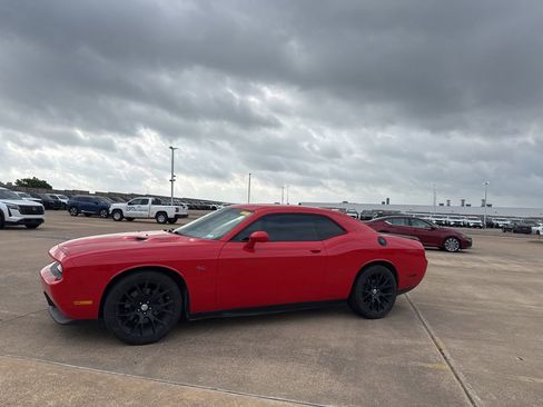 Used 2014 Dodge Challenger R/T RWD image 10
