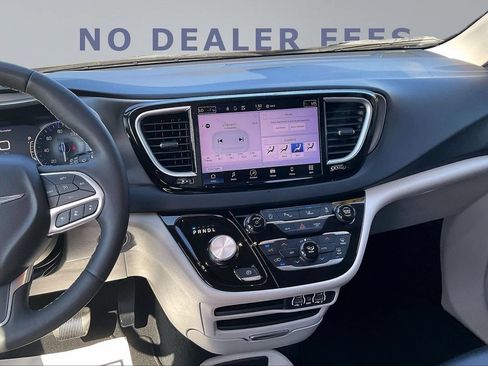 Used 2023 Chrysler Pacifica Touring-L FWD image 9
