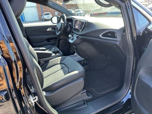 Used 2025 Chrysler Pacifica Select FWD image 13